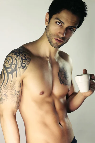 Sexy Homme Tatoué Avec Torse Tient Une Tasse — Photo