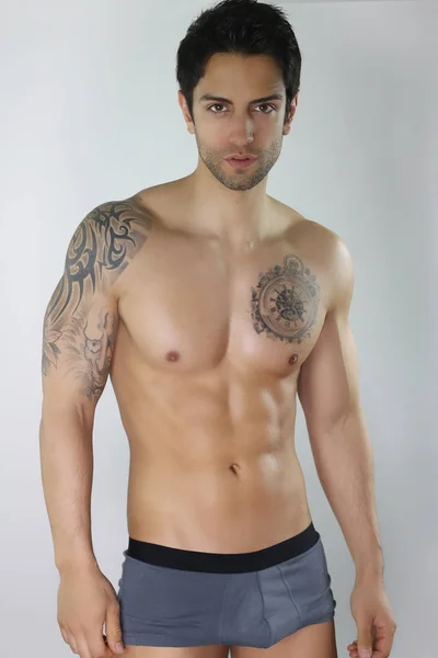 Tatuado Cara Com Corpo Perfeito Fundo Cinza — Fotografia de Stock