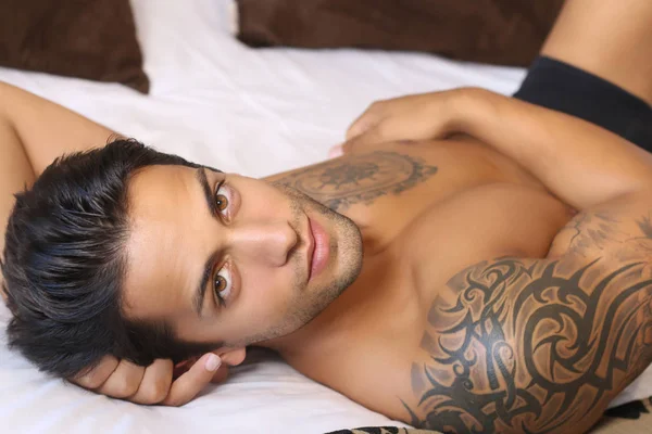 Bello Uomo Muscoloso Senza Camicia Con Tatuaggio Sdraiato Letto — Foto Stock