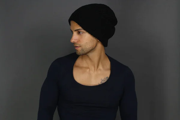 Hombre Moda Guapo Con Sombrero Negro —  Fotos de Stock