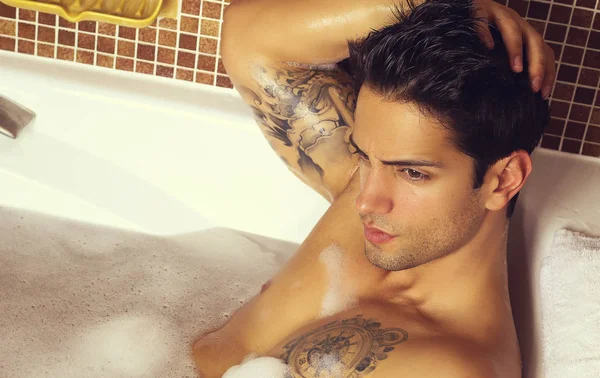 浴槽でリラックス Bath Guy を取って筋肉青年 — ストック写真