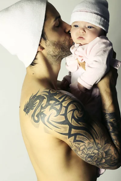 Pria Tampan Menggendong Bayi Dengan Latar Belakang Putih — Stok Foto