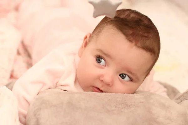 Neugeborenes Babyporträt Liegt Auf Einem Bett — Stockfoto