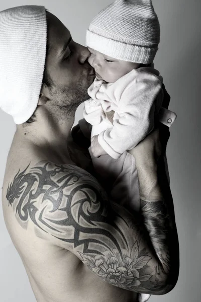 Schöner Tätowierter Papa Küsst Sein Baby — Stockfoto