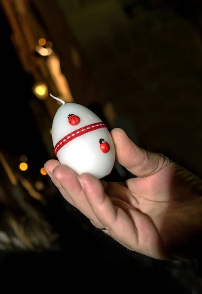 Huevos de Pascua en la mano — Foto de Stock
