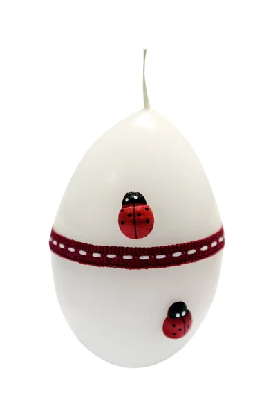 Beyaz mum içinde ladybirds ile gelen yumurta
