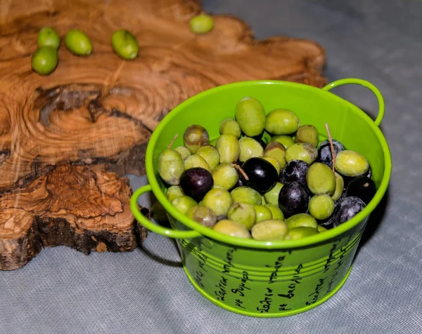 Olive verdi e nere in un metallo bucketolive verdi e nere i — Foto Stock