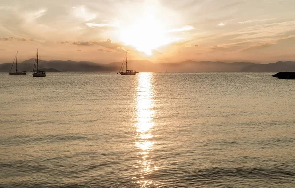 Lever de soleil sur la mer île d'Egine Grèce — Photo