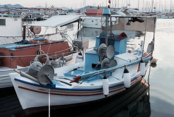 Греческая традиционная маленькая голубая лодка в порту — стоковое фото