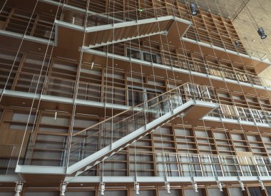 merdiven Raflarla duvar boyunca