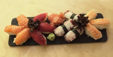 sashimi ve suşi somon tabağı ile