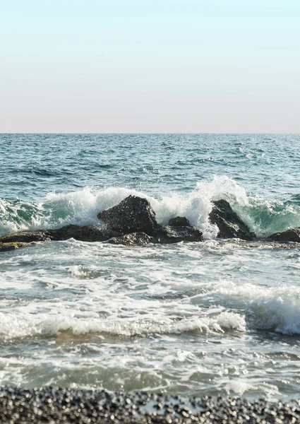 Kayalar ve dalgalar deniz suyu yaz — Stok fotoğraf