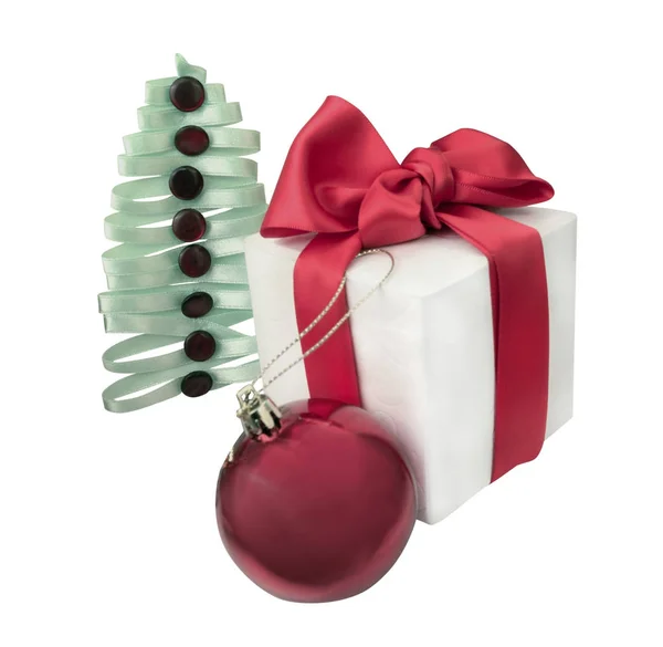 Weihnachtsbaum, Geschenkbox und rote Kugel — Stockfoto