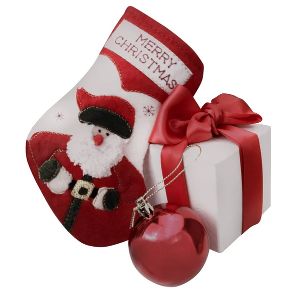 Meia de Natal, bola vermelha e caixa de presente branca — Fotografia de Stock