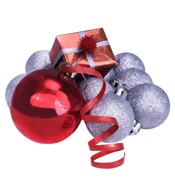 Boules d'argent de Noël, ruban rouge et cadeaux rouges — Photo