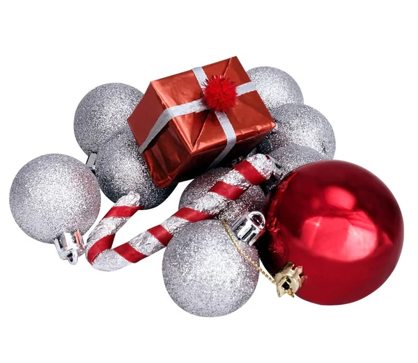 Bolas de plata de Navidad y regalos rojos aislados — Foto de Stock