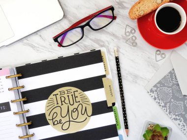 Kadınsı Office Masaüstü | Espresso, Laptop, planlayıcısı, bisküvi, gözlük | Mermer