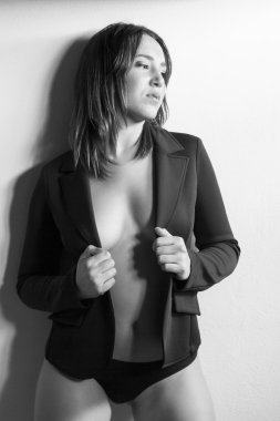 Bella ragazza posa giacca nera içinde