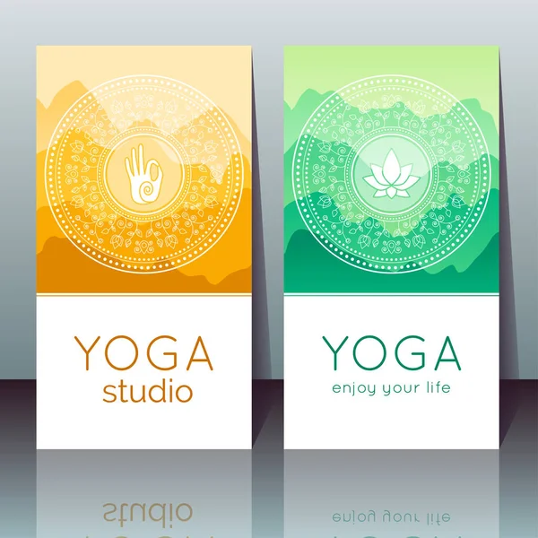 Vector yoga kort med mudra, lotus, bergslandskap, etniska indiska mönster och exempeltext — Stock vektor