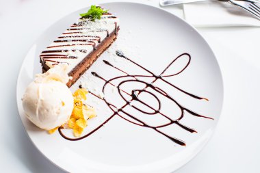 Beyaz ve koyu çikolata pasta çanak üzerinde dondurma ile