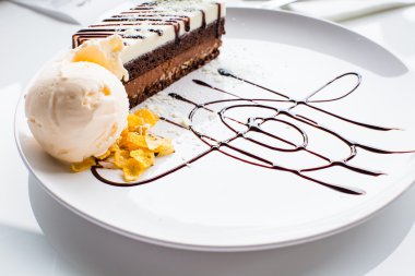 Beyaz ve koyu çikolata pasta çanak üzerinde dondurma ile