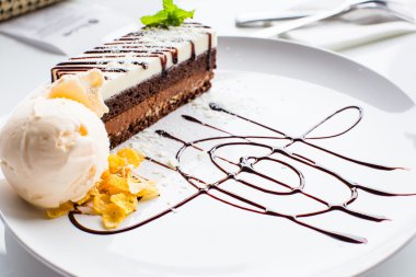 Beyaz ve koyu çikolata pasta çanak üzerinde dondurma ile