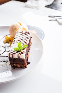 Beyaz ve koyu çikolata pasta çanak üzerinde dondurma ile