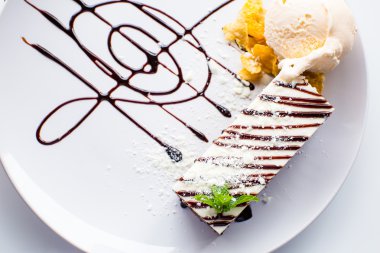 Beyaz ve koyu çikolata pasta çanak üzerinde dondurma ile