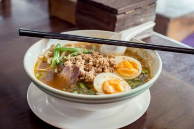 Tom Yam şehriye, haşlanmış yumurta ile hizmet baharatlı çorba sıcak.