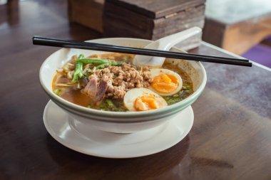 Tom Yam şehriye, haşlanmış yumurta ile hizmet baharatlı çorba sıcak.