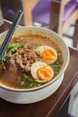 Tom Yam şehriye, haşlanmış yumurta ile hizmet baharatlı çorba sıcak.