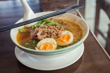 Tom Yam şehriye, haşlanmış yumurta ile hizmet baharatlı çorba sıcak.
