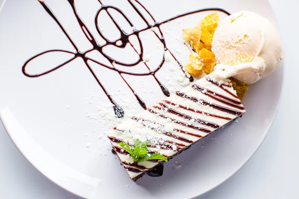 Beyaz ve koyu çikolata pasta çanak üzerinde dondurma ile — Stok fotoğraf