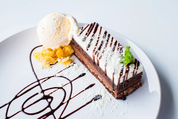 Witte en donkere chocolade cake met ijs op de schotel — Stockfoto