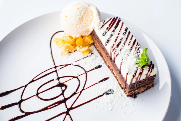 Beyaz ve koyu çikolata pasta çanak üzerinde dondurma ile — Stok fotoğraf