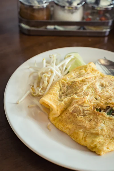 Tagliatelle fritte alla thailandese, Padthai . — Foto Stock