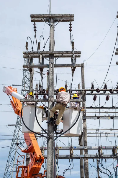 Elektrikçi onarım iletim sistemi.