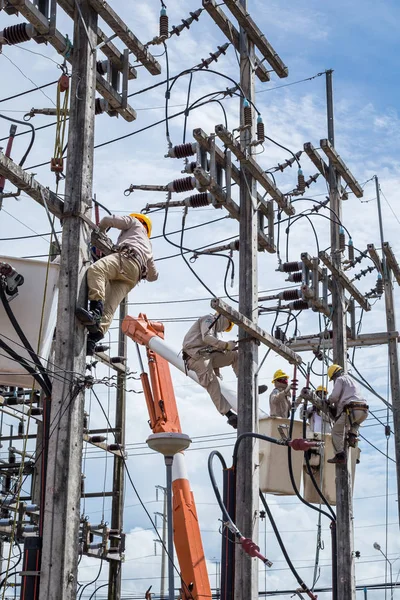 Elektrikçi onarım iletim sistemi.