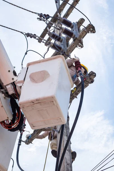 Elektrikçi onarım iletim sistemi.