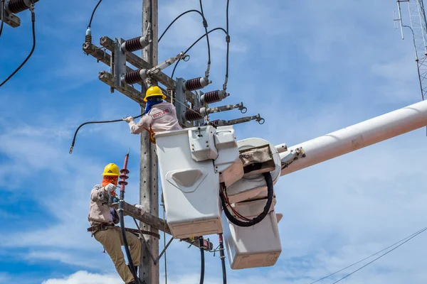 Electrician repair the transmission system. — Stock Photo, Image