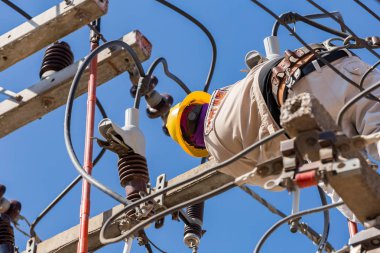 Yüksek voltajın elektriği.