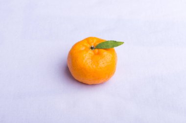 Portakal Mandalina beyaz bir arka plan üzerinde izole