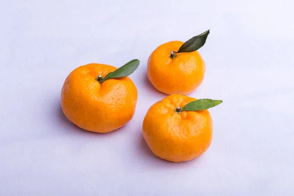 Tangerinas laranja isoladas sobre um fundo branco — Fotografia de Stock