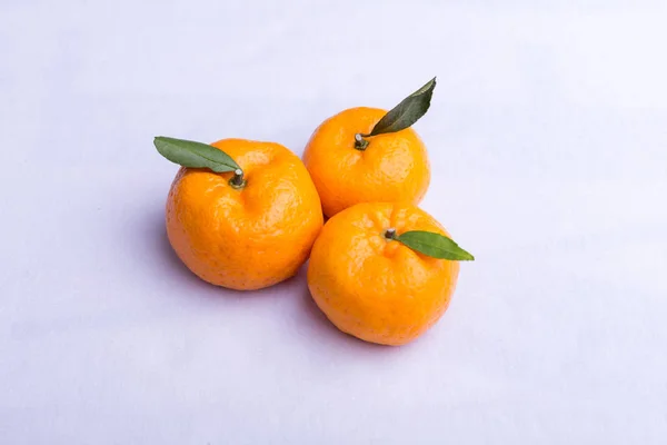 Tangerinas laranja isoladas sobre um fundo branco — Fotografia de Stock