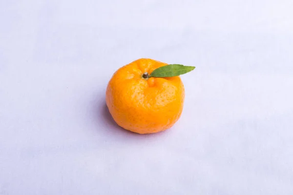 Tangerinas laranja isoladas sobre um fundo branco — Fotografia de Stock