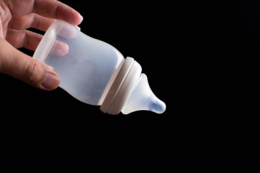 Biberon siyah arka plan üzerine idare.