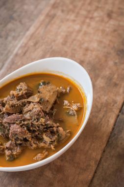 Et baharatlı körili çorba