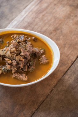 Et baharatlı körili çorba