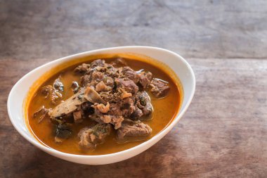 Et baharatlı körili çorba