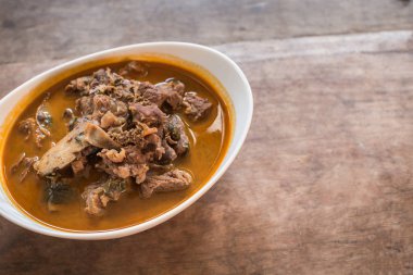 Et baharatlı körili çorba